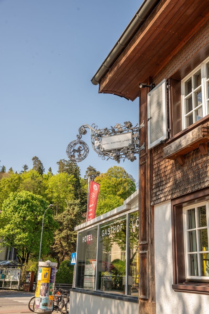 Fassadenschild Hotel Gasthof Löwen Nofels
