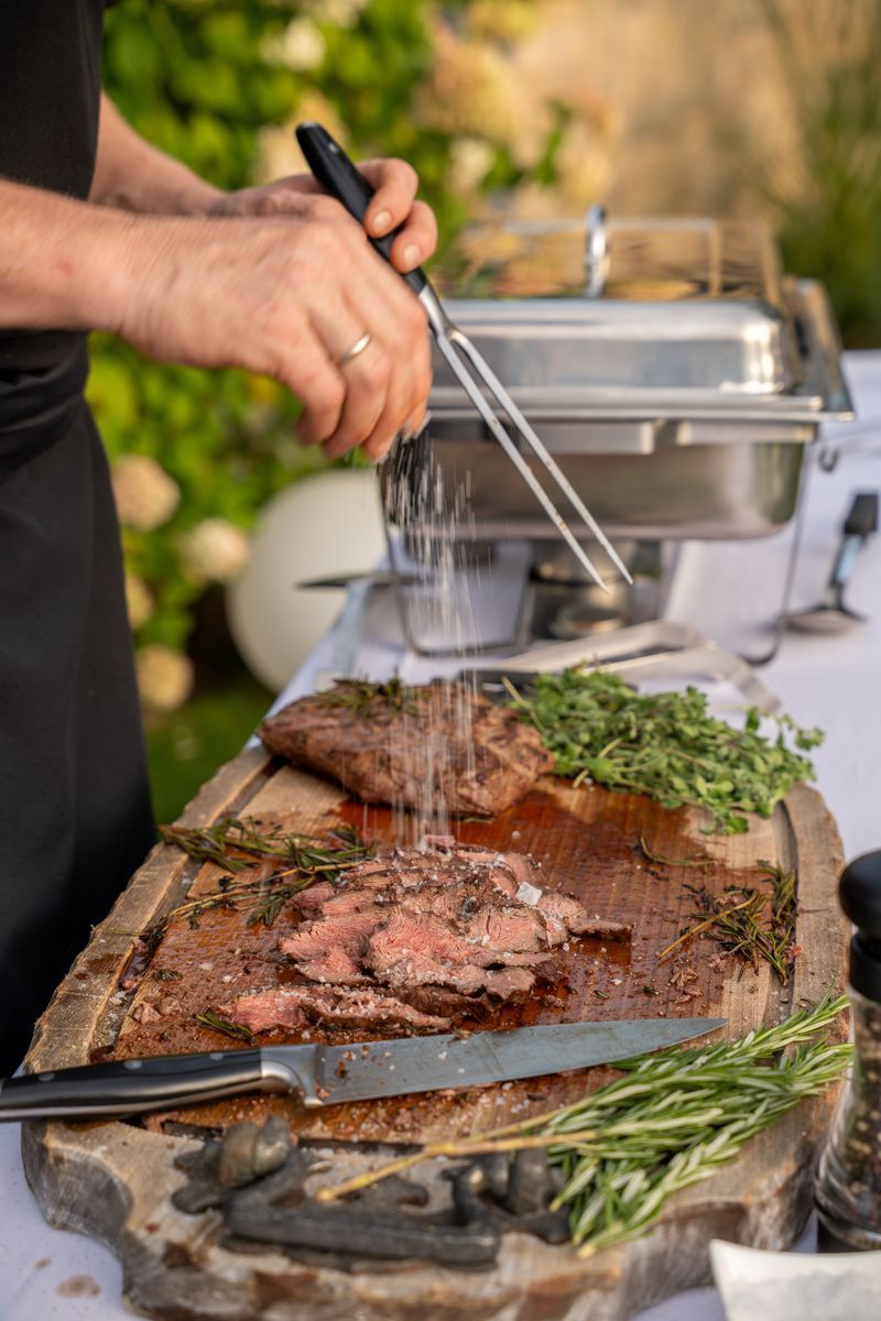 Fleisch wird tranchiert und gewürzt, Schöch's Meathouse