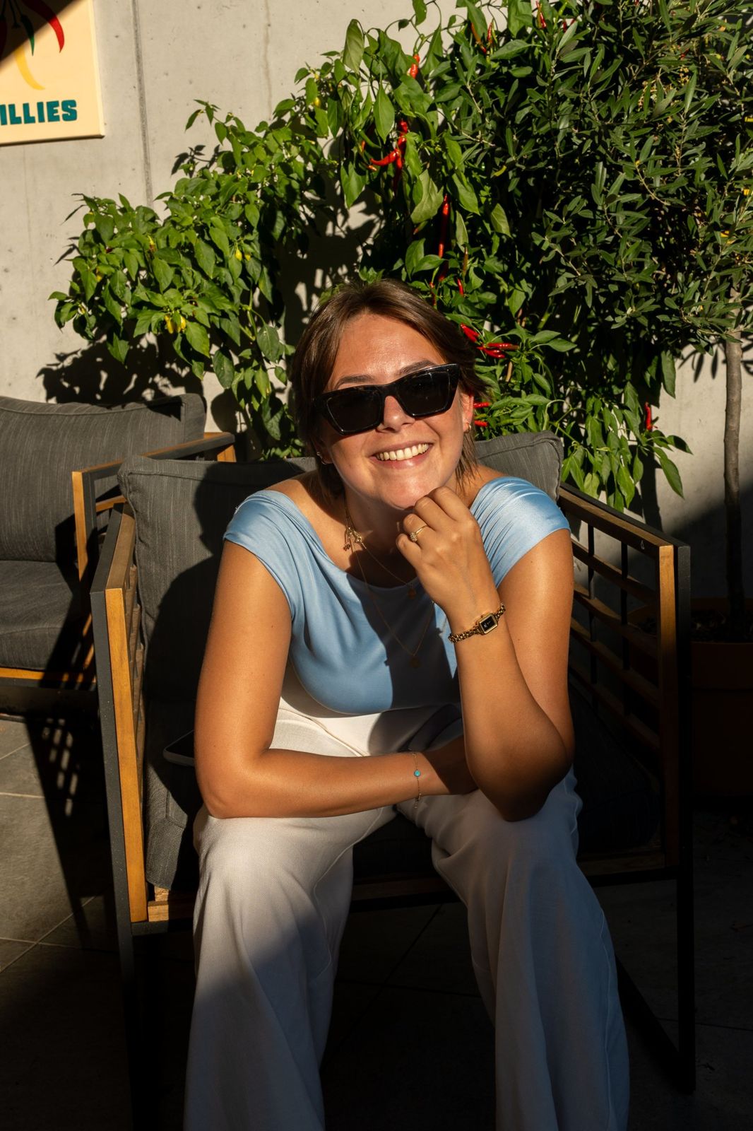 Karla Plankensteiner lächelnd mit Sonnenbrille