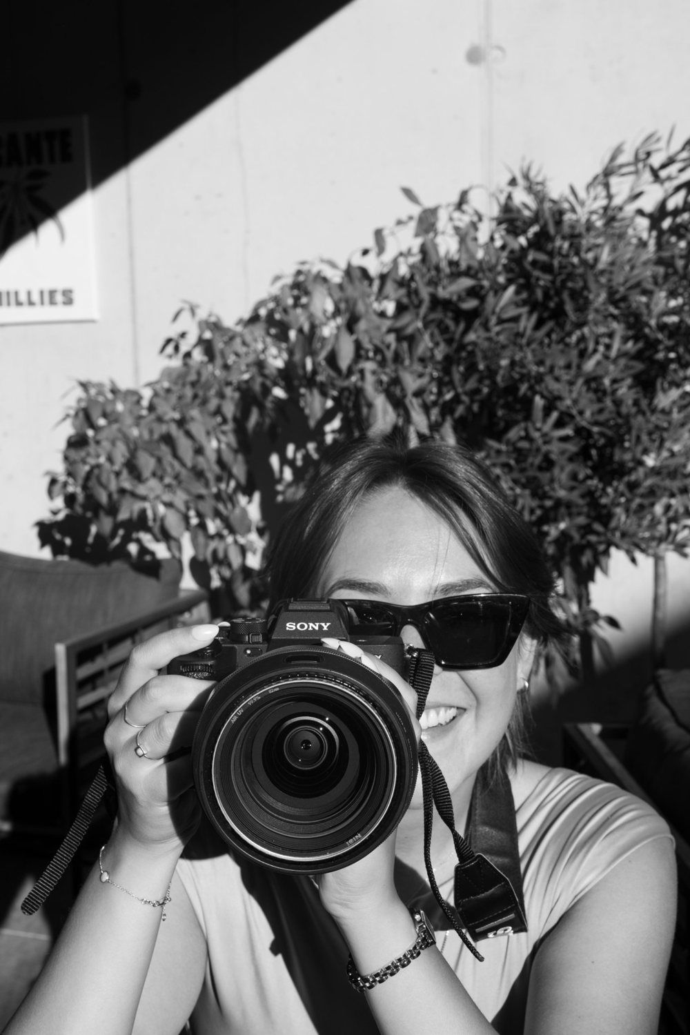 Karla Plankensteiner mit Kamera, Schwarzweißfoto