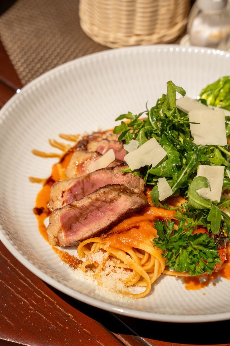 Pasta mit Steak, Rucola und Parmesan, Löwen Nofels