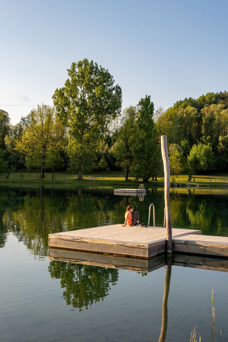 Steg am Naturbad WUAU Frastanz mit Gast am Abend